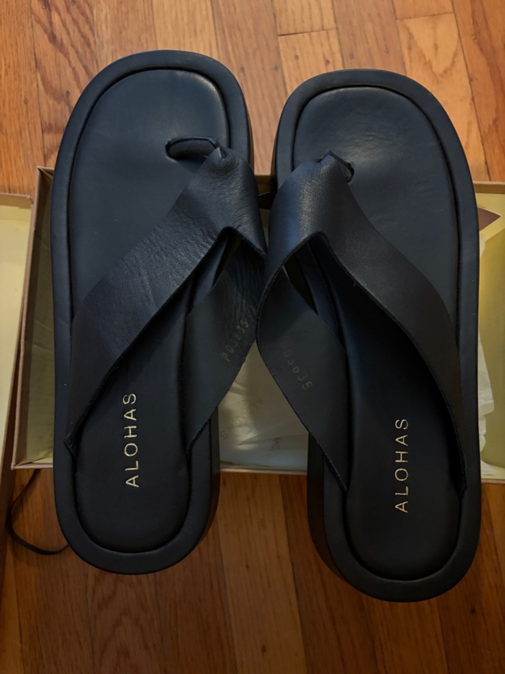 ALOHAS Black Padded Leather Thong Sandals